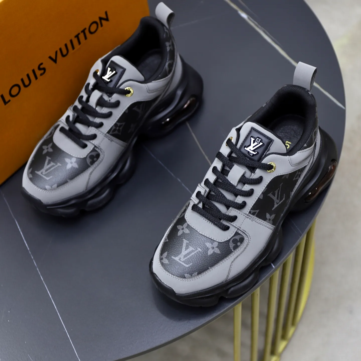 Ex-factory price: 462💰🙅‍♂️🙅‍♂️🙅‍♂️ Brand: Louis Vuitton Standard code: 38-44 (45 customized) Grade: Same as the official website Material: Original cowhide splicing fabric Comfortable and breathable lining Lightweight, soft and wear-resistant outsole Style category: Men's fashionable casual shoes Running sneakers Distinguished luxury brand elements Top luxury Color: actual picture color